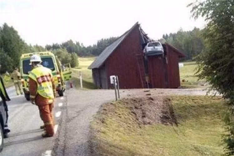 Lấy đà phóng lên là lên tới nóc nhà. 