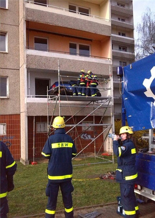 Chung cư chật nên phải... "đỗ xe" ngoài ban công đấy. 