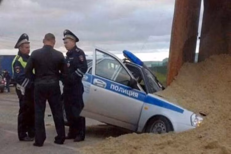 Đến cả xe cảnh sát cũng không là ngoại lệ. 