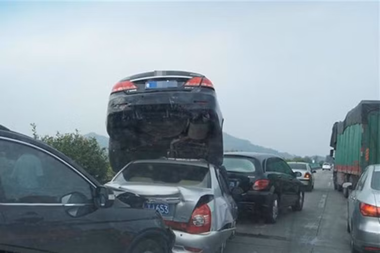 Chiếc xe hơi ấy ảo tưởng rằng mình đang đóng phim hành động Hollywood hay sao ấy nhỉ? 