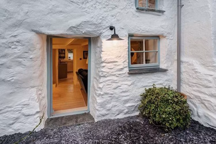 Nếu bạn là người cao lớn, hãy cẩn thận khi bước vào nhà. 