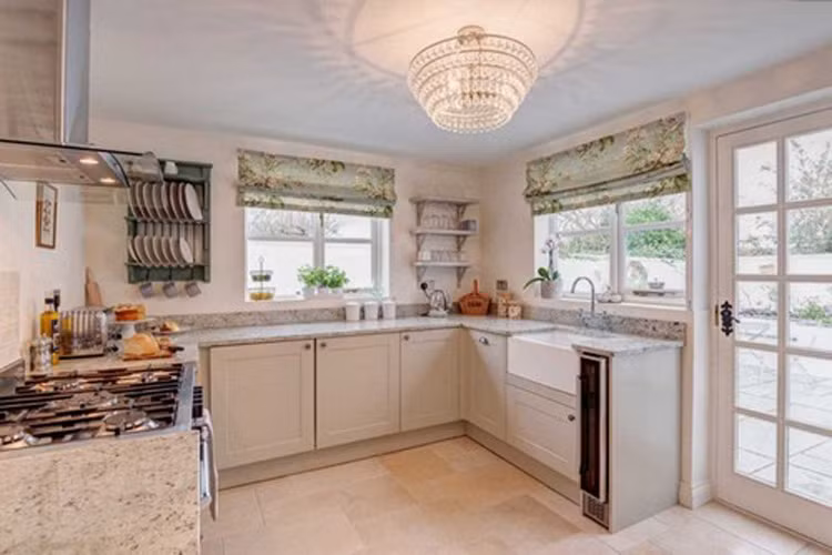 Phòng tắm rộng rãi có bóng đèn kiểu cổ ấm cúng. Tất cả vật dụng bạn cần cần đều có trong tầm tay. 