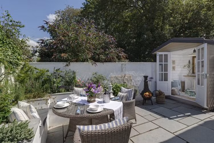 Bạn cũng có thể ăn sáng trong sân. Hàng rào ngôi nhà là một bức tường cao để bảo vệ và đảm bảo sự riêng tư.