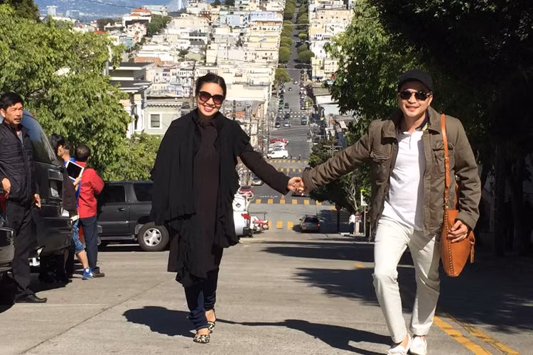 Trong khoảng thời gian hơn 10 năm hẹn hò, mối quan hệ của họ chỉ có bạn bè thân thiết mới biết. Vì vậy, khi ảnh cưới của cặp đôi bị rò rỉ, công chúng không khỏi bất ngờ.