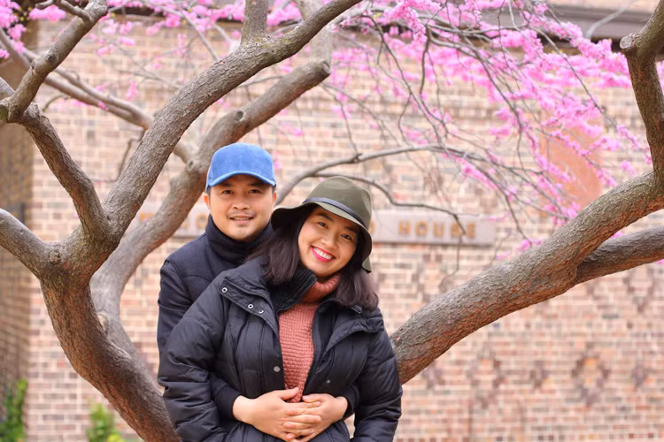 Tuấn Khải ôm chặt bà xã từ phía sau trong chuyến đi Mỹ vào tháng 5 vừa qua.