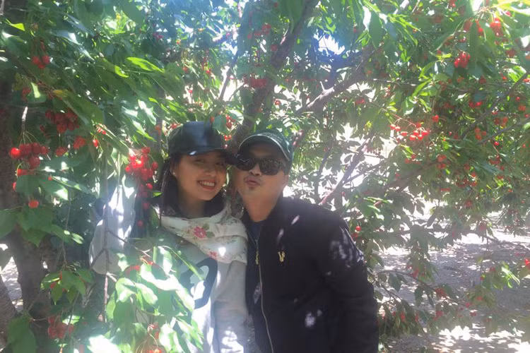 Khoảnh khắc Tuấn Khải nhí nhảnh bên vợ trong một vườn cherry.