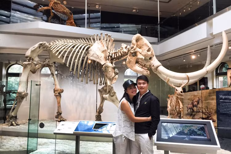 Ở bên chồng, nữ diễn viên phim "Cô dâu đại chiến" luôn nở nụ cười hạnh phúc.