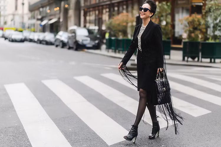 Dù diện trang phục mang sắc đen trầm mặc nhưng Diễm My vẫn gây chú ý bởi hình ảnh quý phái, sang trọng. 