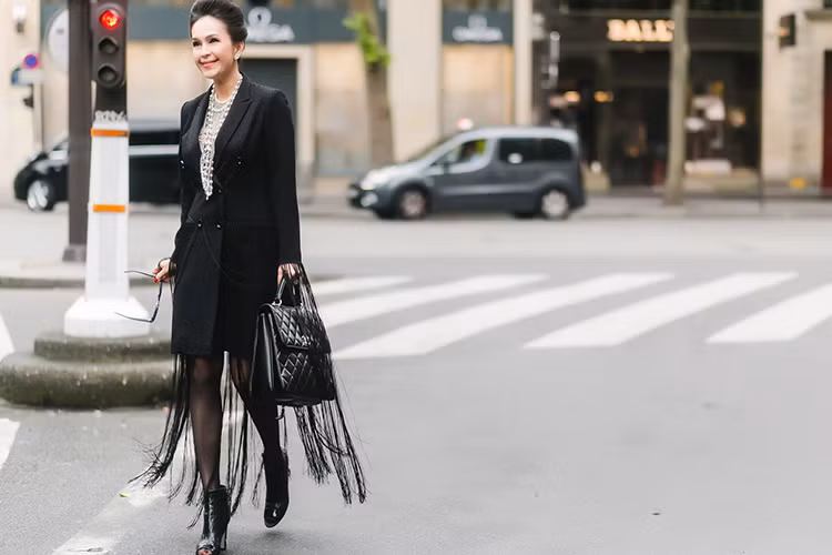 Set đồ của Diễm My còn gồm mắt kính và giày da tông màu đen giúp trang phục trở nên bắt mắt hơn. 