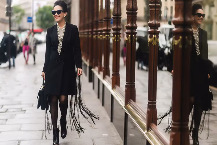  “Nữ hoàng ảnh lịch” Diễm My vừa có dịp khám phá Paris. Sải bước trên đường phố ở nơi đây, cô không quên ghi lại hình ảnh của mình. 