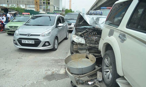 4 o to dam nhau, duong vanh dai Ha Noi un tac-Hinh-2