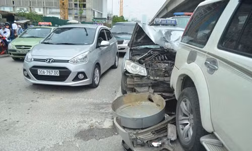 4 o to dam nhau, duong vanh dai Ha Noi un tac-Hinh-2