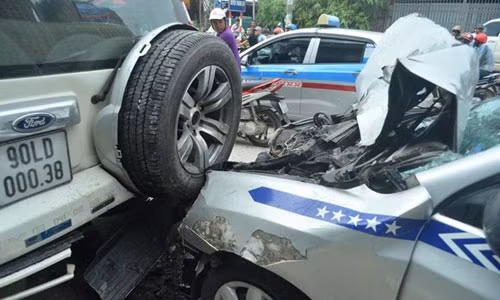 4 o to dam nhau, duong vanh dai Ha Noi un tac