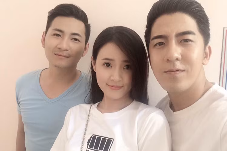 Midu khoe vẻ xinh tươi, rạng rỡ trên phim trường bên các diễn viên trong dự án điện ảnh “Bí ẩn song sinh”.