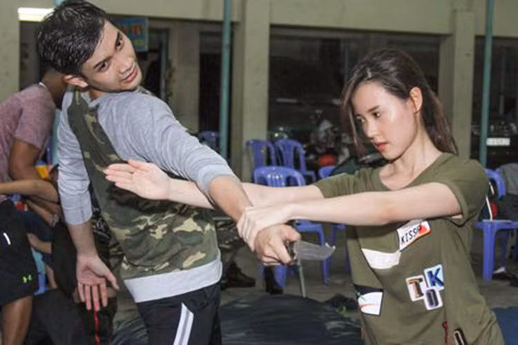 Trước khi chính thức ghi hình, Midu đã có thời gian tập luyện võ thuật chuẩn bị cho vai người phụ nữ mạnh mẽ, kiên cường trong phim.