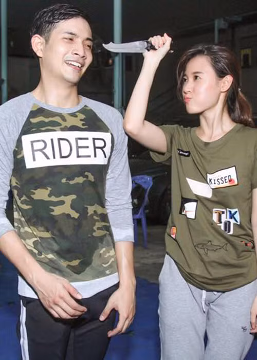 Sau giờ tập luyện vất vả, Midu tạo không khí vui vẻ cho bạn diễn.