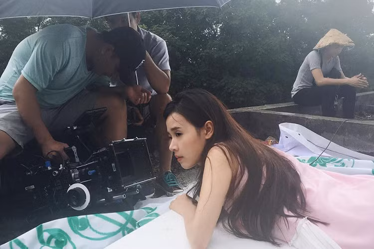 Vai diễn điện ảnh của Midu trong “Bí ẩn song sinh” đánh dấu sự trở lại với màn ảnh rộng của cô sau 4 năm vắng bóng.