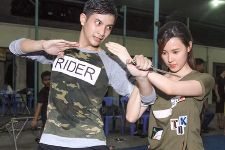 Người đẹp sinh năm 1989 tập võ cùng Lưu Quang Anh - nam chính của bộ phim “Bí ẩn song sinh”.