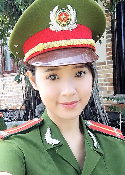 Hình ảnh Midu xinh tươi trong trang phục công an được chia sẻ kèm chú thích: “Hôm qua còn chăm chỉ đi học. Hôm nay đã chuẩn bị tinh thần đi bắt cướp rồi”.