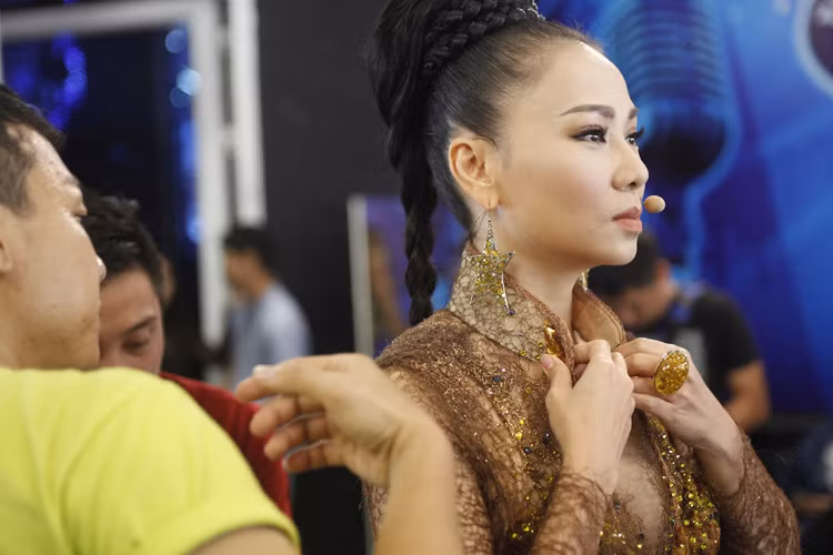 Bà mẹ một con được chăm chút kỹ lưỡng về hình ảnh cho sự xuất hiện trên ghế nóng của Vietnam Idol. 