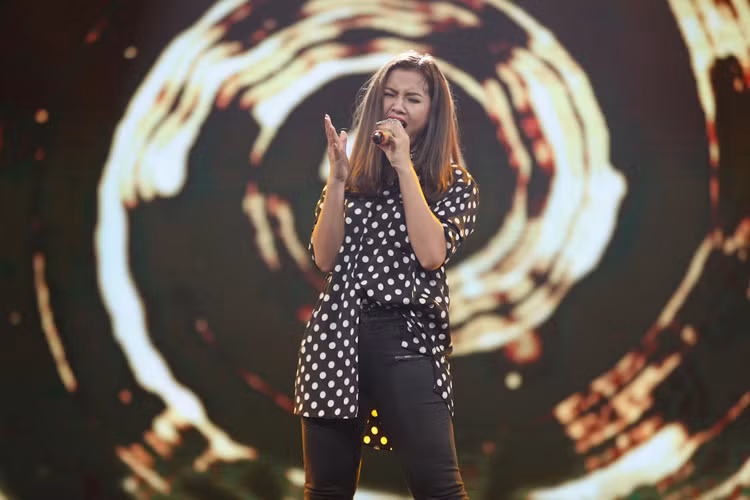 Cô gái Bana tên Y Lux lại có màn lột xác ngoạn mục khi thể hiện cá tính mạnh mẽ bằng giọng hát đầy nội lực trong ca khúc mang đầy tính tự sự “I know”. 