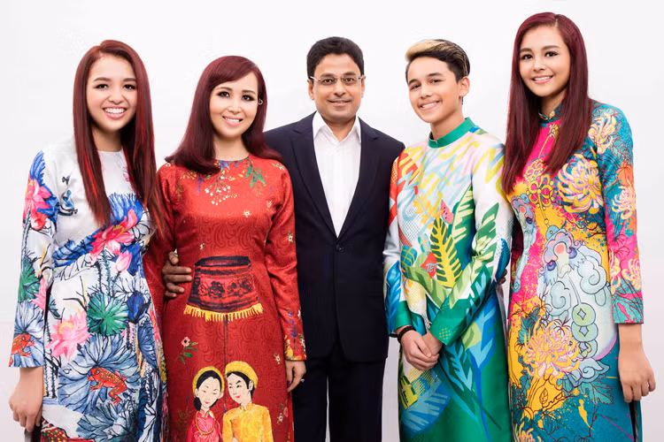 Mới đây, vợ chồng Hoa hậu Diệu Hoa cùng các con thực hiện bộ ảnh trong trang phục áo dài truyền thống.