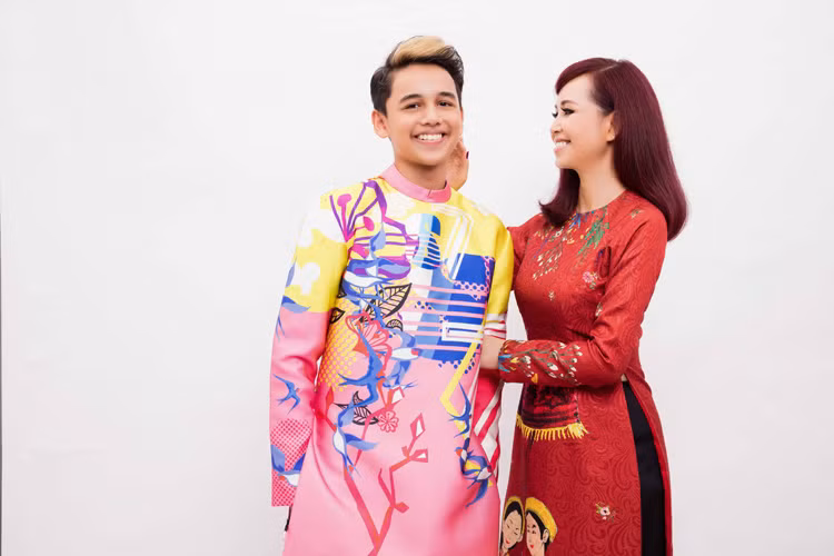 Hoa hậu Diệu Hoa hạnh phúc bên cậu con trai út tên Nguyễn Hoàng Phi (Ishan). Năm nay, Hoàng Phi đã lên 16 tuổi.