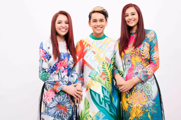 Ngoài Hoàng Phi, Hoa hậu Việt Nam 1990 còn có hai cô con gái: Nguyễn Diệu My (Sonali) (ngoài cùng bên phải) và Nguyễn Diệu Ly (Nikita).