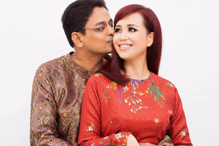 Sau 3 năm đăng quang Hoa hậu Việt Nam 1990, người đẹp Diệu Hoa kết hôn với doanh nhân người Ấn Độ Maneesh Dance.