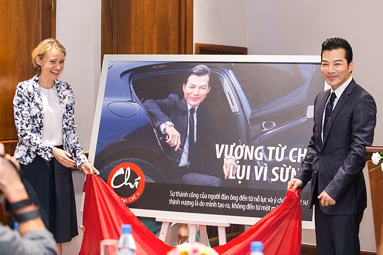 Trần Bảo Sơn và nhiều doanh nhân khác tuyên bố, đàn ông nên phát huy sức mạnh bên trong và bản lĩnh của họ và bác bỏ quan điểm thành công xuất phát từ yếu tố bên ngoài, chẳng hạn như sừng tê giác. 