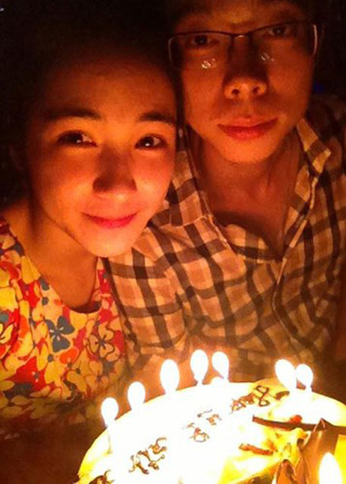 Về chuyện tình cảm, Hòa Minzy từng công khai yêu Tùng Acoustic - người đã luôn động viên, ủng hộ bạn gái tham gia Học viện Ngôi sao. Tuy nhiên, vì xa mặt cách lòng, cặp đôi chia tay vào tháng 10/2014. 