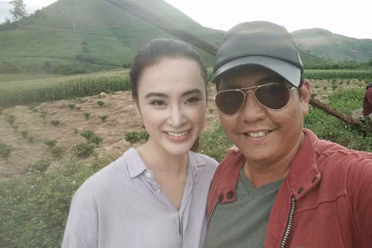 Đạo diễn Đức Thịnh đăng ảnh chụp chung với Angela Phương Trinh, cả hai đang hợp tác trong dự án phim mới, anh hài hước chú thích: "Trinh ơi, em làm việc với đạo diễn người châu Phi hả?". 