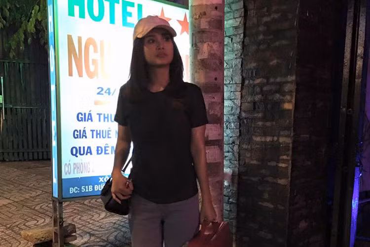 Thảo Trang "Con nhỏ đang đứng chờ ai đó về, mặc dù hong coá ai..!! Huhu". 