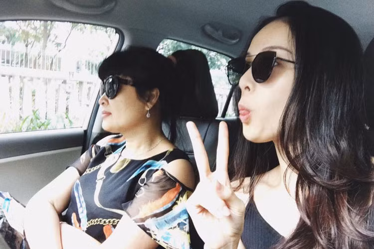  Hot girl Hạ Vi nhắng nhít selfile trên ô tô kèm dòng chú thích "Chuẩn bị nhuộm tóc nâu". 