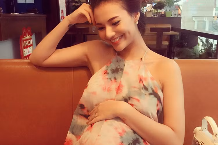 Mới đây, trên trang cá nhân, người mẫu Hồng Quế đăng tải hình ảnh của mình ở một nhà hàng. Mang thai ở tuần thứ 26, chân dài 9x vẫn giữ được thần thái rạng rỡ, tươi tắn.