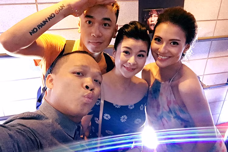 Nữ người mẫu vác bụng bầu đến tham dự buổi ra mắt phim “Fan cuồng”. Trong ảnh, cô chụp hình cùng diễn viên Kim Oanh và hai người bạn.