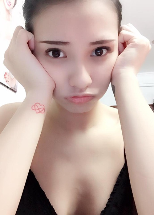 Hiện tại, người hâm mộ vẫn rất tò mò về danh tính bạn trai Hồng Quế. Trước đó, cô từng lên tiếng cho biết sẽ giữ kín danh tính bố của con mình.