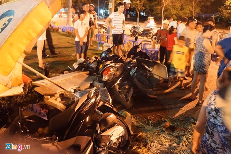 Chưa dừng lại, tài xế chiếc "xế hộp" hoảng hốt mất lái đâm vào 4 chiếc xe máy đang đỗ dưới lề đường đẩy lên vỉa hè. Một chủ quán nước mía và 3 người khách đang ngồi uống nước bị tông trúng. "Tổng cộng là 5 người trọng thương được chúng tôi gọi xe đưa đi viện cấp cứu sau đó. Tài xế xe Lexus tuổi trung niên bước xuống xe, có biểu hiện uống nhiều bia rượu" - nhân chứng kể.