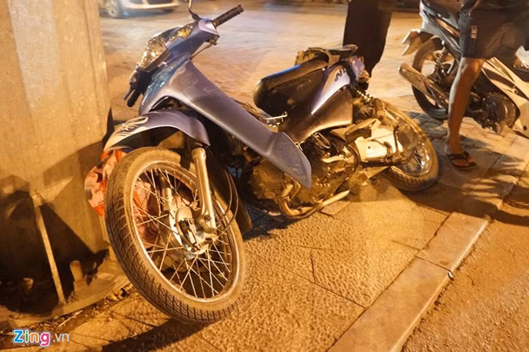 "Tôi nghe thấy tiếng phanh xe ôtô vang lên chát chúa từ khoảng cách khoảng 20 m. Sau đó, ôtô con đâm vào xe máy gần trụ điện đầu tiên. Người đàn ông khoảng 35 tuổi đang dừng xe máy bị hất văng ra xa, bị thương rất nặng" - người đàn ông bán hàng nước ở quảng trường Lam Sơn bàng hoàng kể.