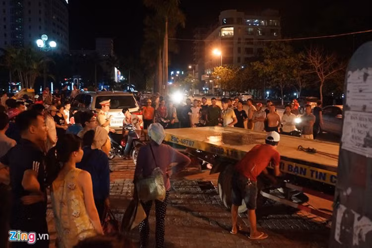 Đến hơn 11h30, một chiếc xe cứu hộ được điều đến giải phóng hiện trường. Nguyên nhân vụ tai nạn đang được lực lượng công an làm rõ.