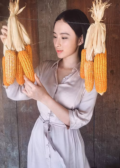 Angela Phương Trinh đặt rất nhiều tâm huyết cho vai diễn Phong Linh. Trước khi phim bấm máy, nữ diễn viên đã cùng ê-kíp lên Tây Nguyên để trải nghiệm cuộc sống của người dân địa phương để chuẩn bị cho vai diễn. “Sứ mệnh trái tim” là dự án do vợ chồng đạo diễn Đức Thịnh sản xuất. 