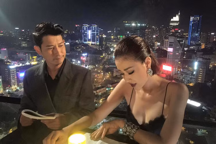 Trong “Sài Gòn, anh yêu em”, nhân vật của Maya là Thiên Kim - một cô nàng xinh đẹp, có gu ăn mặc thời thượng và làm sếp của một công ty tổ chức sự kiện lớn. Để làm tròn vai diễn này, nữ diễn viên đã cắt phăng mái tóc dài. 