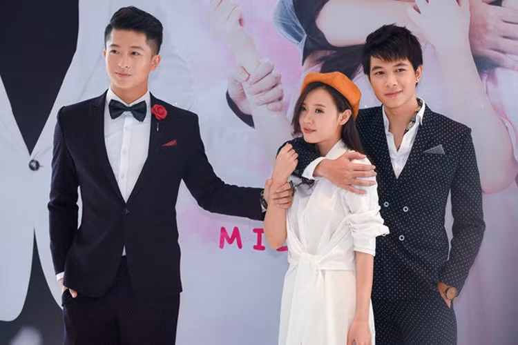 Cùng với Angela Phương Trinh, hot girl Midu cũng là mỹ nhân "đại chiến" màn ảnh rộng vào nửa cuối năm 2016. Theo đó, cô hiện đang ghi hình cho dự án “Bốn năm, hai chàng, một tình yêu” do Luk Vân làm đạo diễn. 