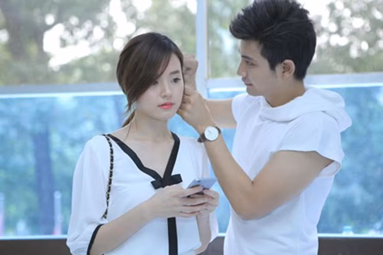 Ngoài “Bốn năm, hai chàng, một tình yêu”, Midu còn tái xuất màn ảnh rộng vào nửa cuối năm 2016 với bộ phim điện ảnh “Bí ẩn song sinh”. Trong bộ phim này, hot girl 8x đảm nhận một trong những vai diễn quan trọng. 