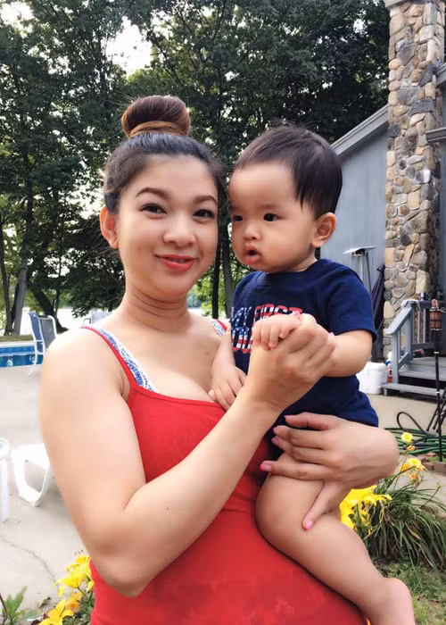 Hình ảnh Phạm Thanh Thảo trong những tháng thai kì cuối bên cậu con trai đầu lòng.