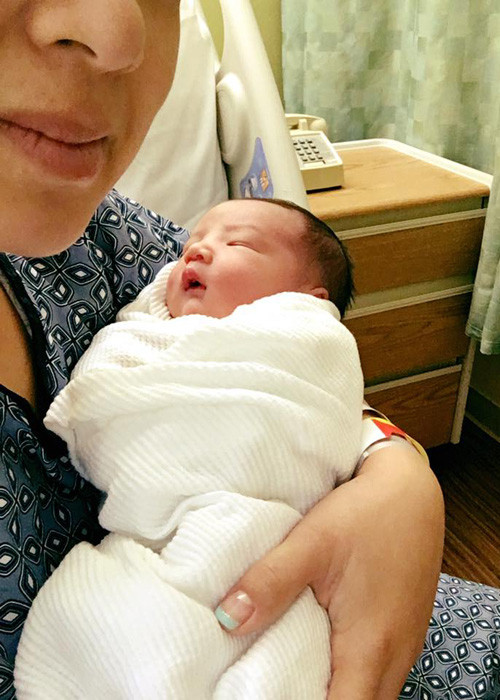 Theo lời Phạm Thanh Thảo, ông xã đã nắm chặt tay vợ để cùng chia sẻ niềm hạnh phúc vô bờ bến vào lúc con trai cất tiếng khóc chào đời.