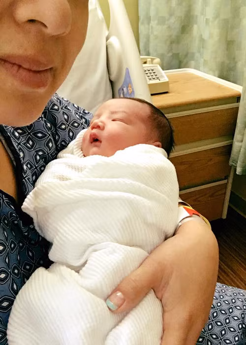 Theo lời Phạm Thanh Thảo, ông xã đã nắm chặt tay vợ để cùng chia sẻ niềm hạnh phúc vô bờ bến vào lúc con trai cất tiếng khóc chào đời.