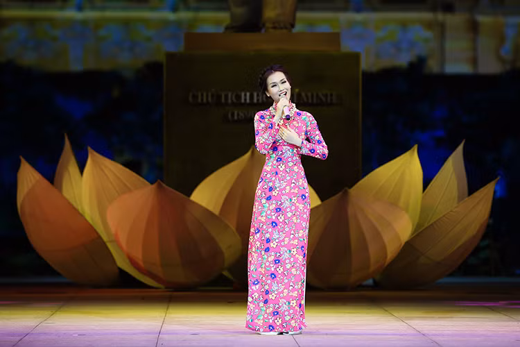 Người bạn thân thiết của Hòa Minzy trong chương trình “Gương mặt thân quen 2016” - Võ Hạ Trâm cũng biểu diễn tại sự kiện.