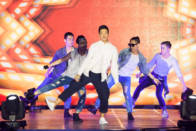 Quán quân Trọng Hiếu khoe vũ đạo trong tiết mục sôi động bên các vũ công.