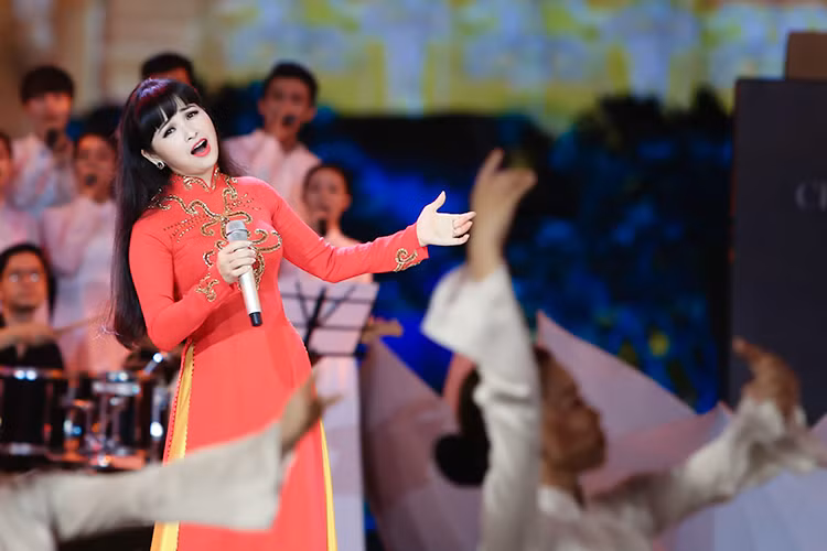 Ca sĩ Trang Nhung lại có tiết mục được dàn dựng hoành tráng với 20 bạn hợp xướng và 30 người trong dàn nhạc giao hưởng.